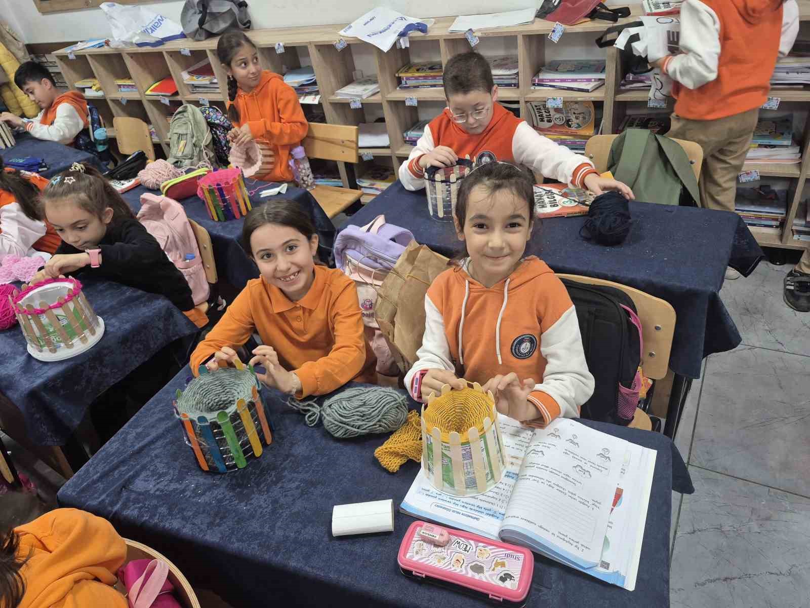 Minik eller Gazze için ilmek ilmek umut ördü
