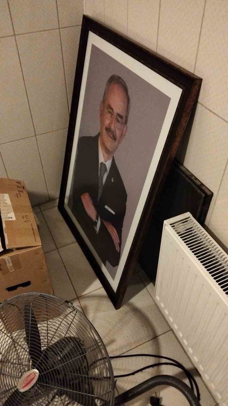 Eskişehir’de Yılmaz Büyükerşen’in fotoğrafları depolara kaldırıldı