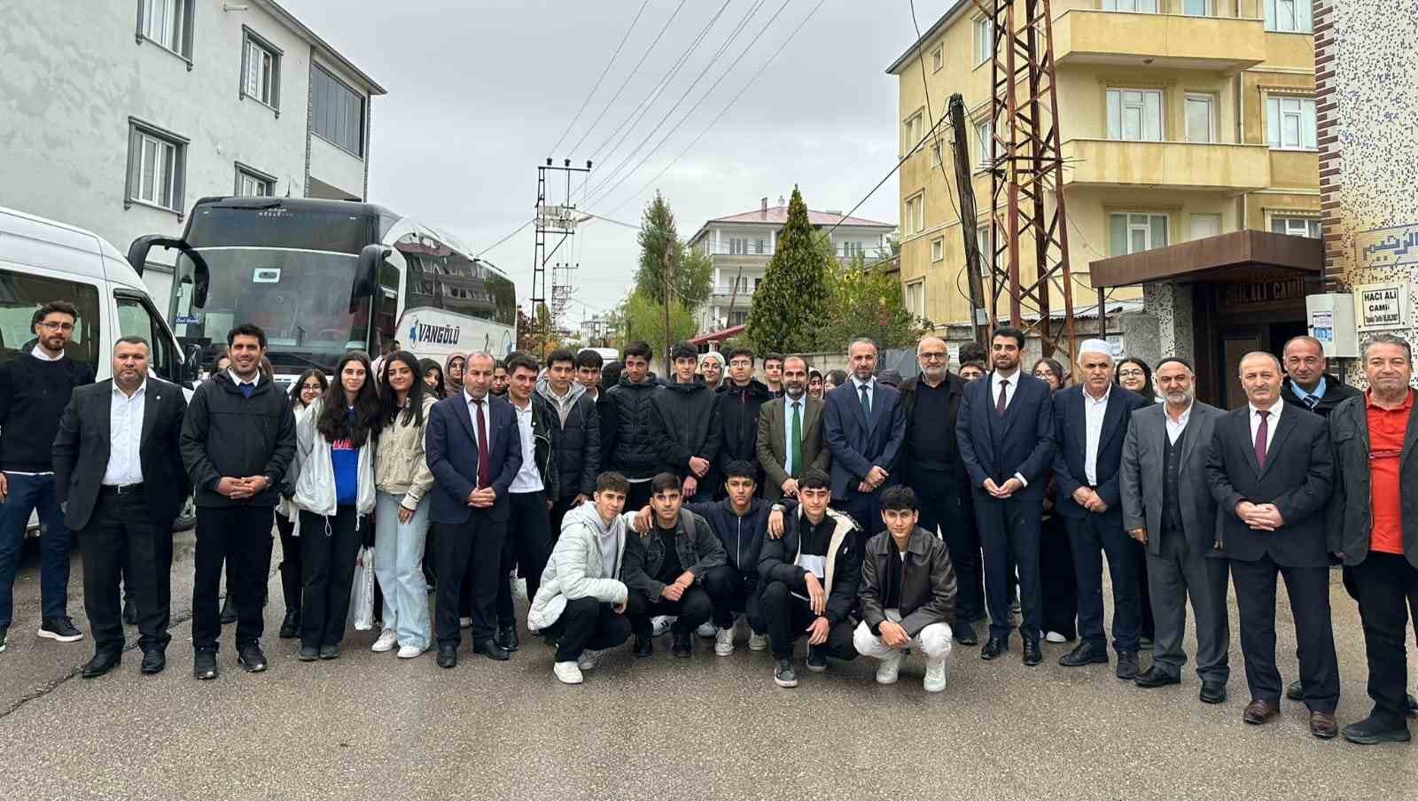 400 genç gönüllü tarihi camide din gönüllüleriyle buluştu