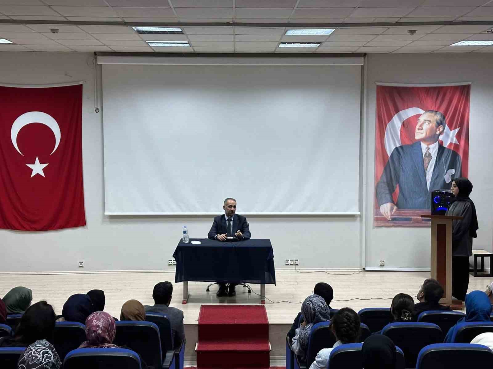 M&uuml;ft&uuml; Şık, &ouml;ğrencilerle bir araya geldi
