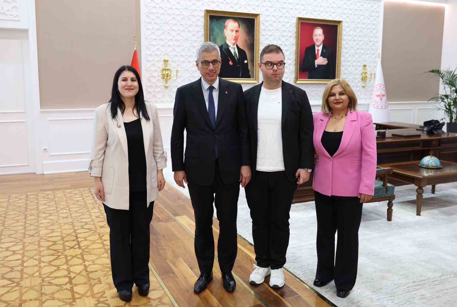 Otizmli bireylerin sorunlarını içeren rapor Bakan Memişoğlu’na sunuldu