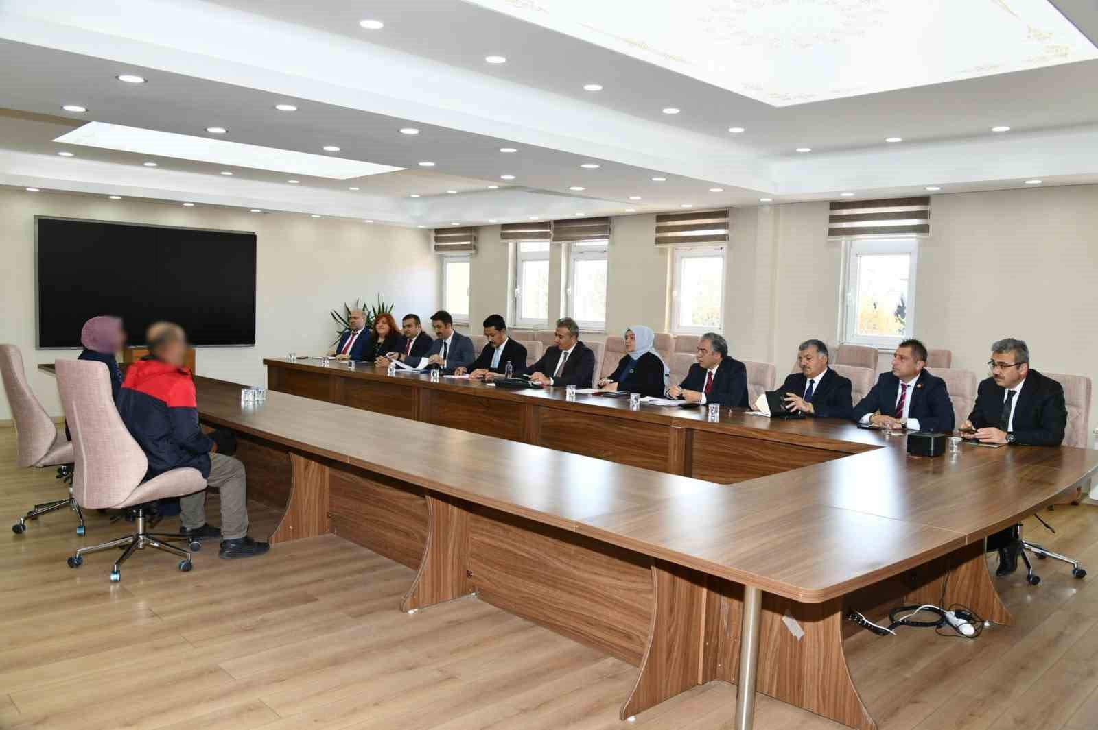 Vali Çiçek, halk gününde talepleri dinledi