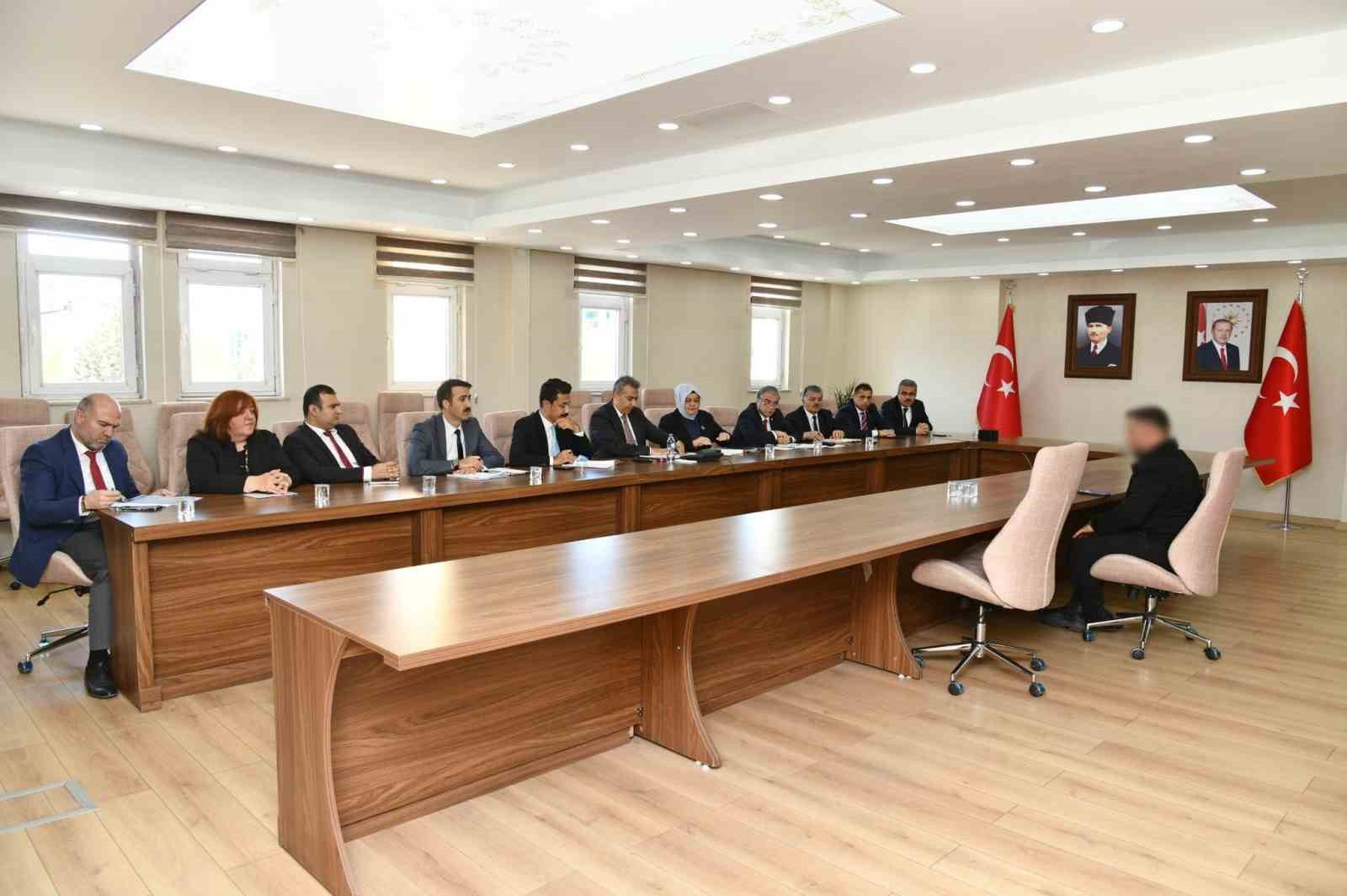 Vali Çiçek, halk gününde talepleri dinledi