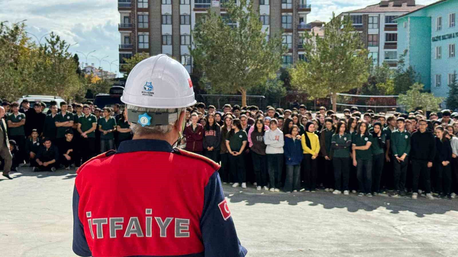 Bolvadin’de öğrencilere yönelik yangın eğitimi ve tatbikatı