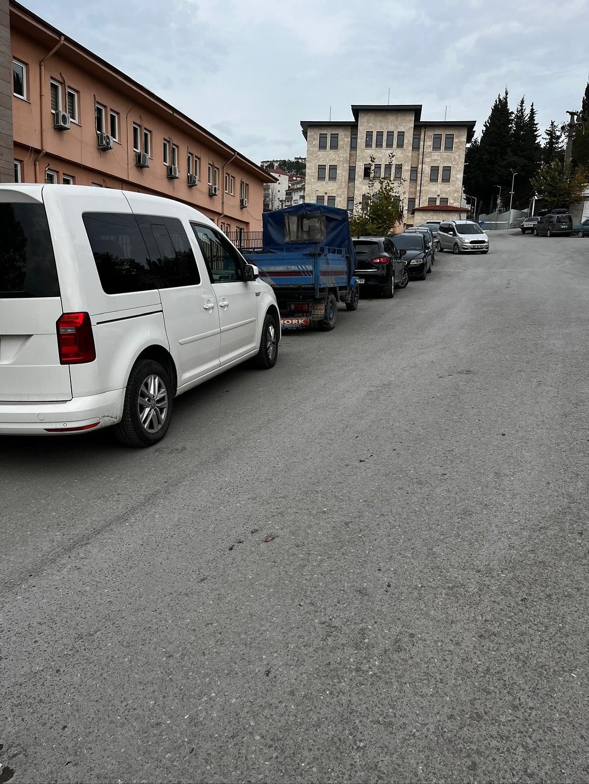 Sanayi içinde kuralsız park eden araçlar çekiliyor