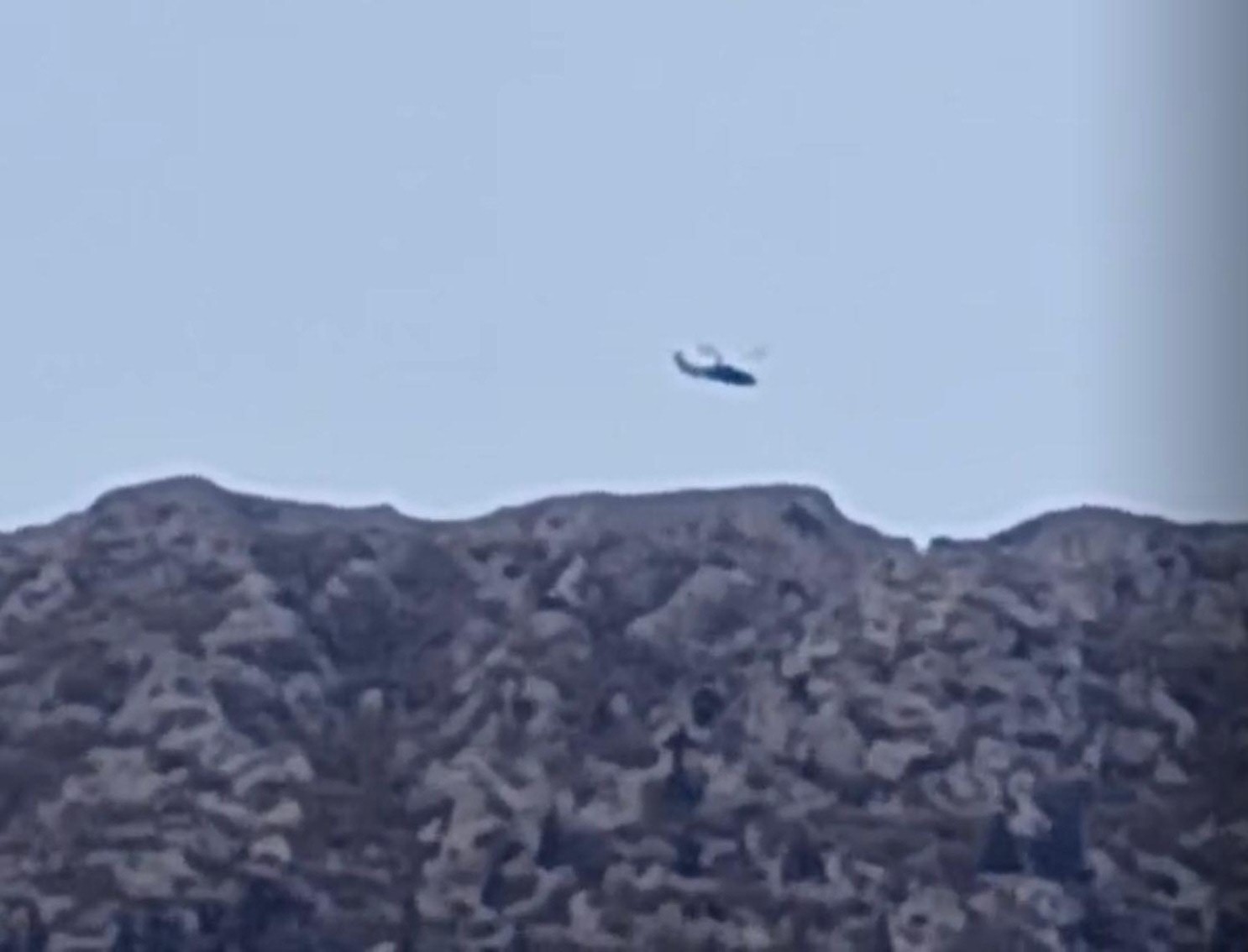 Dağda mahsur kalan 2 kişi askeri helikopterle kurtarıldı