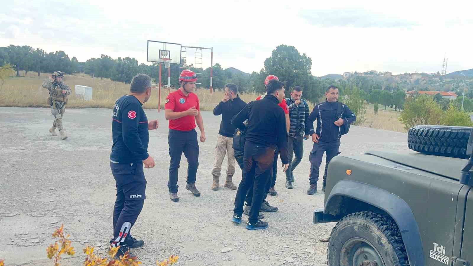 Dağda mahsur kalan 2 kişi askeri helikopterle kurtarıldı