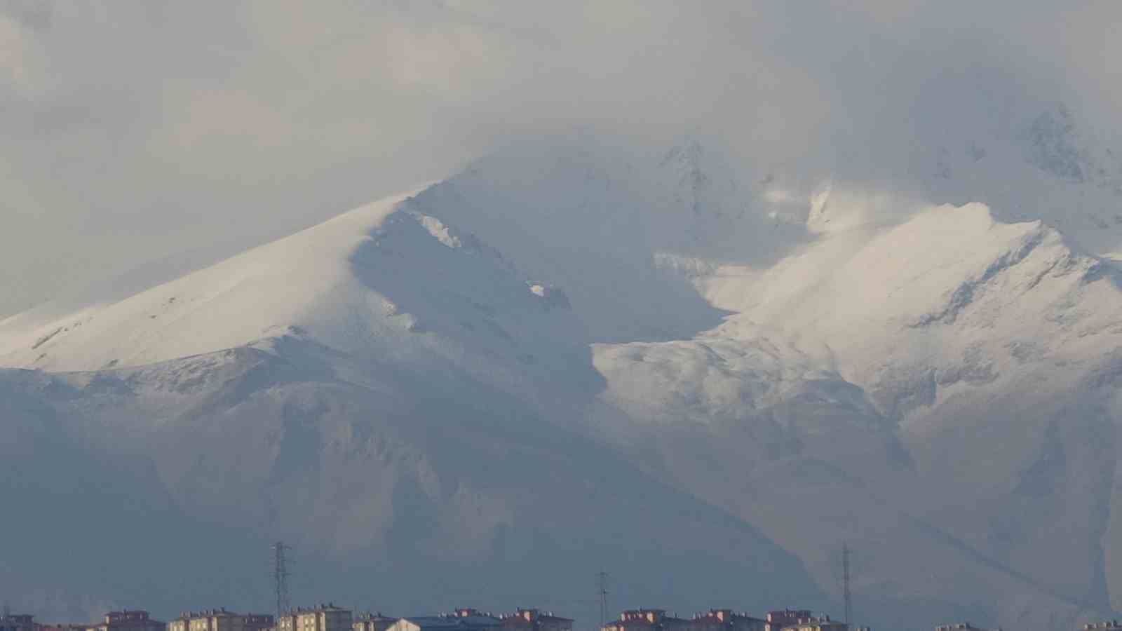 Van&rsquo;ı &ccedil;evreleyen dağların zirvesi beyaza b&uuml;r&uuml;nd&uuml;
