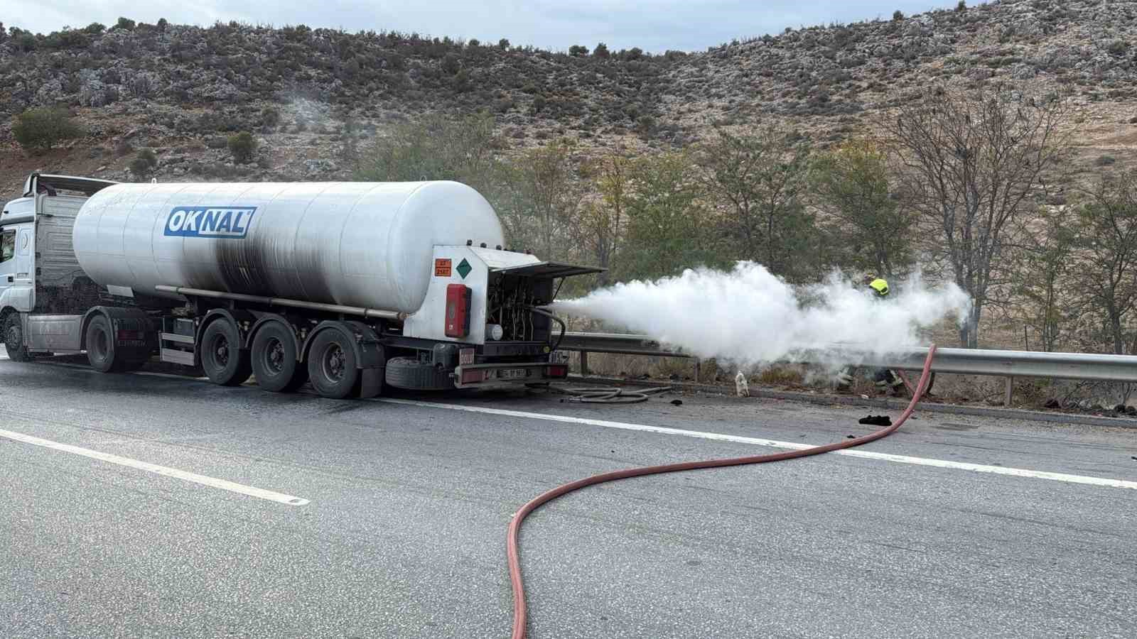 Yanan karbondioksit tankerine profesyonel müdahale felaketi önledi