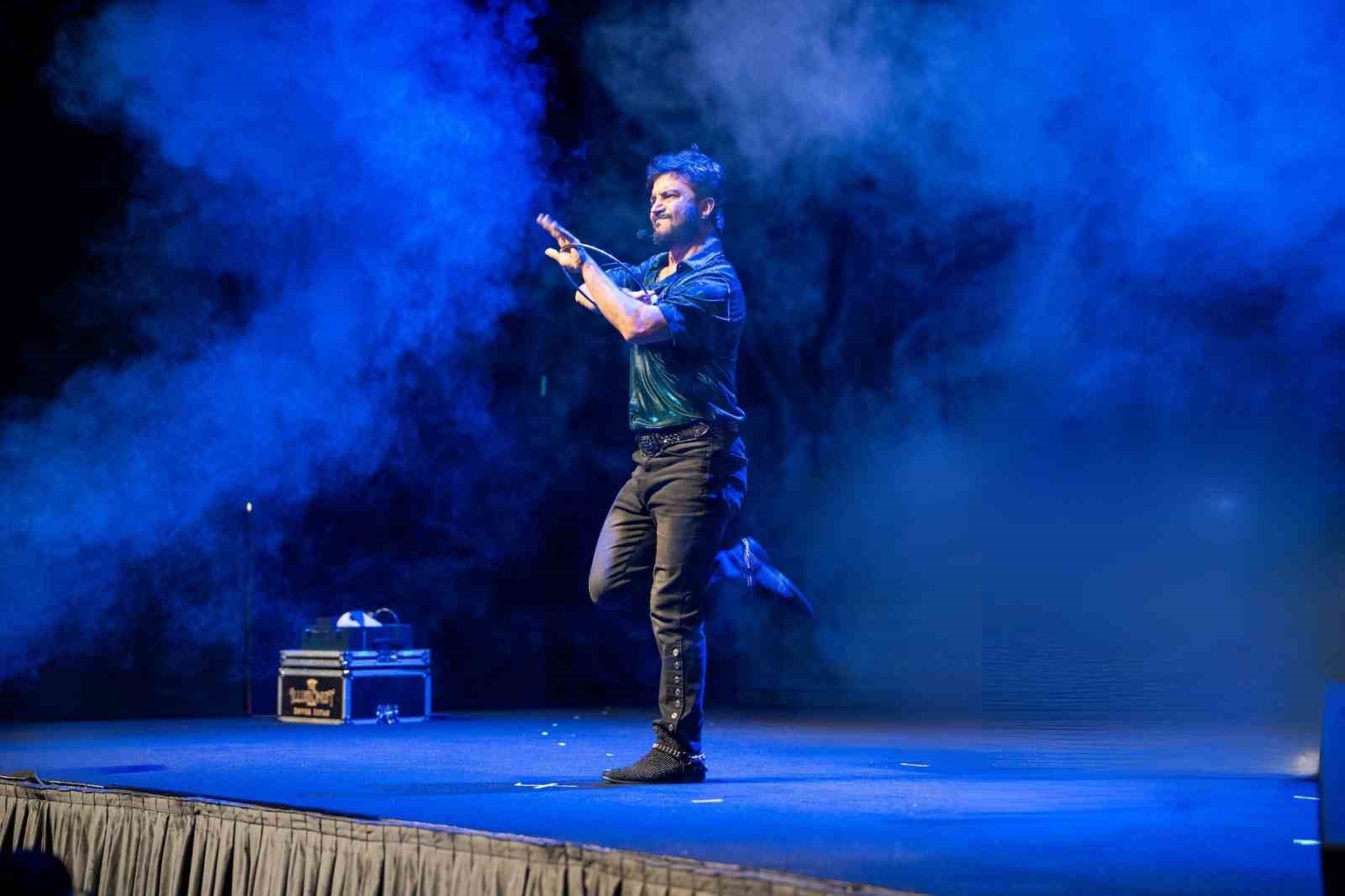 Enver Ertaş iddialı ve eğlenceli yeni g&ouml;sterisiyle sahnede
