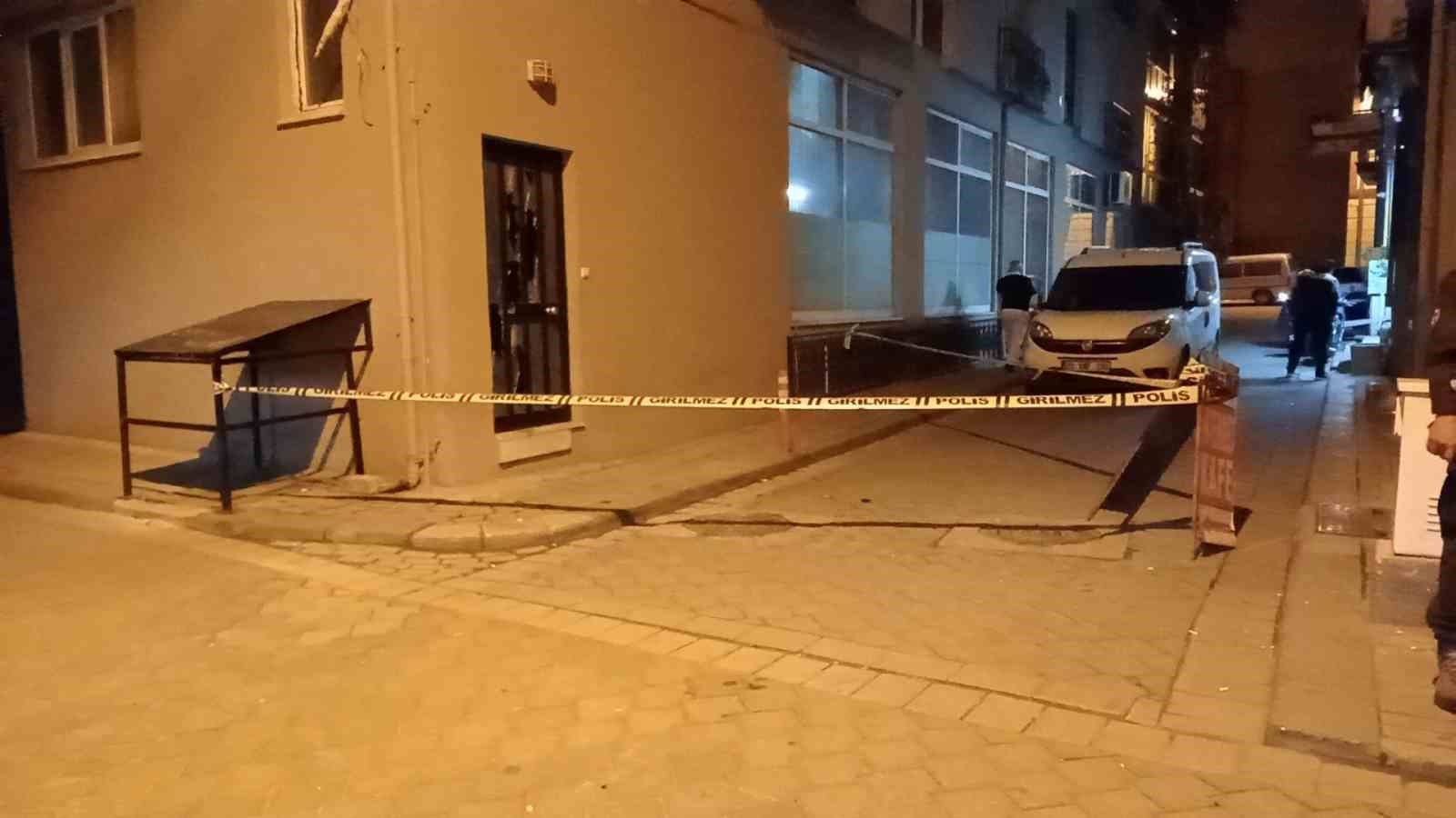 Motosikletli saldırganlar iş yerine tüfekle 3 el ateş açıp kaçtı
