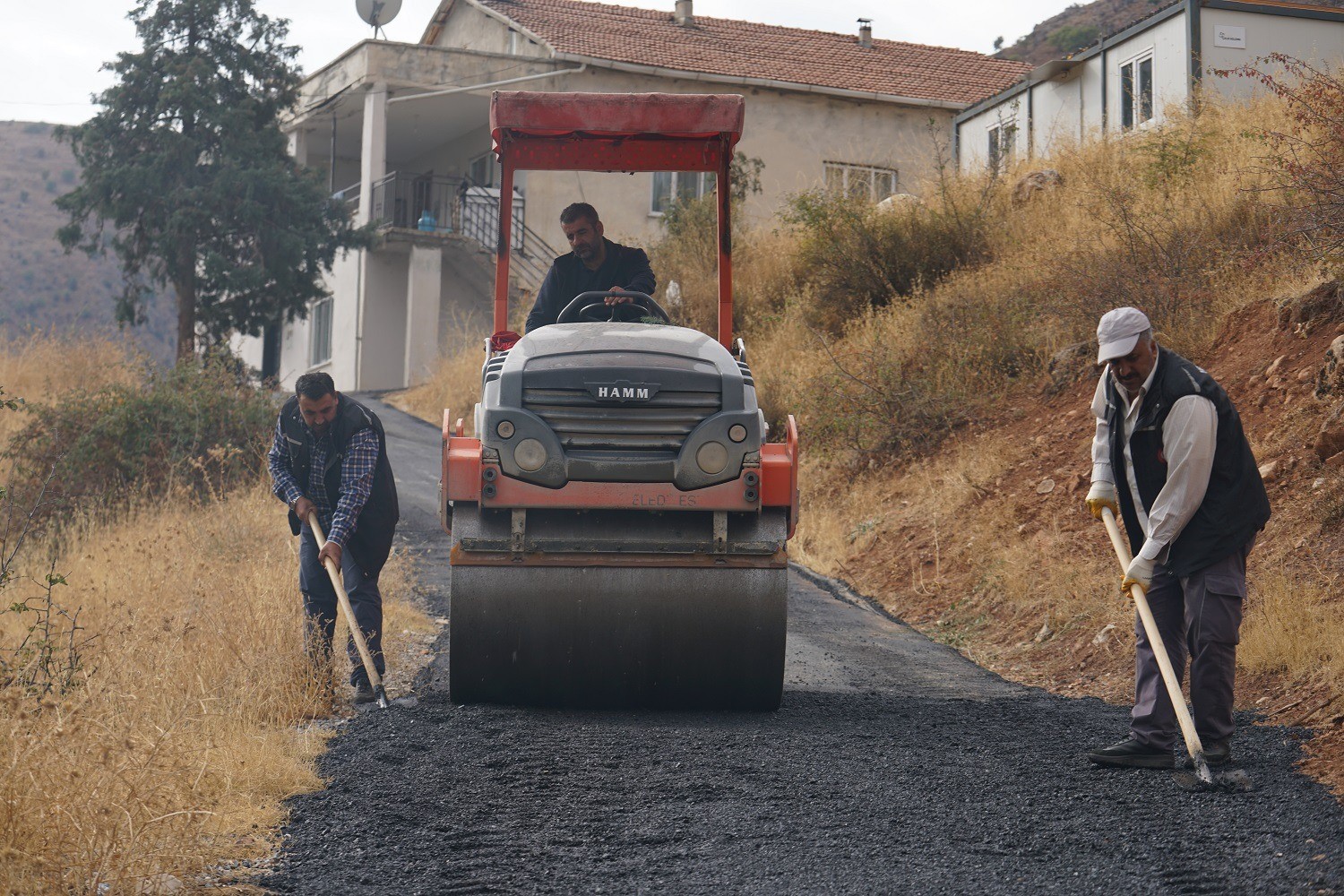 Yeşilyurt’ta kış öncesi asfalt çalışmaları hızlandı
