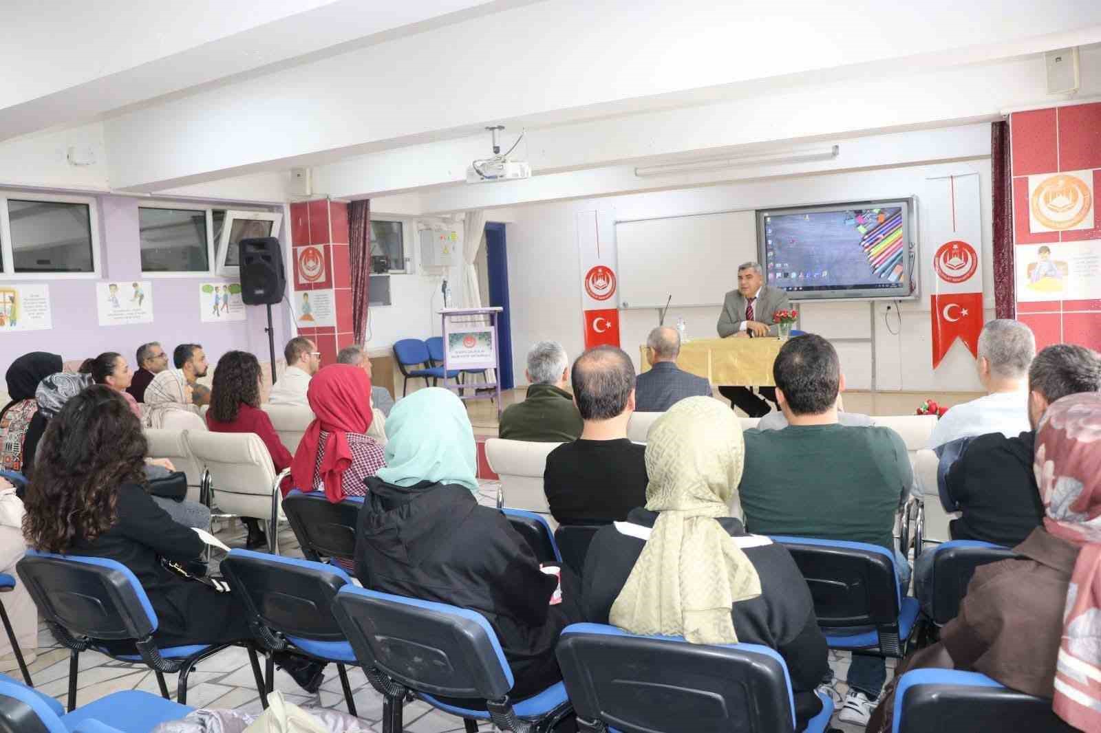 Afyonkarahisar&rsquo;da &lsquo;Hedef YKS ve LGS&rsquo; &ccedil;alıştayı ger&ccedil;ekleştirildi
