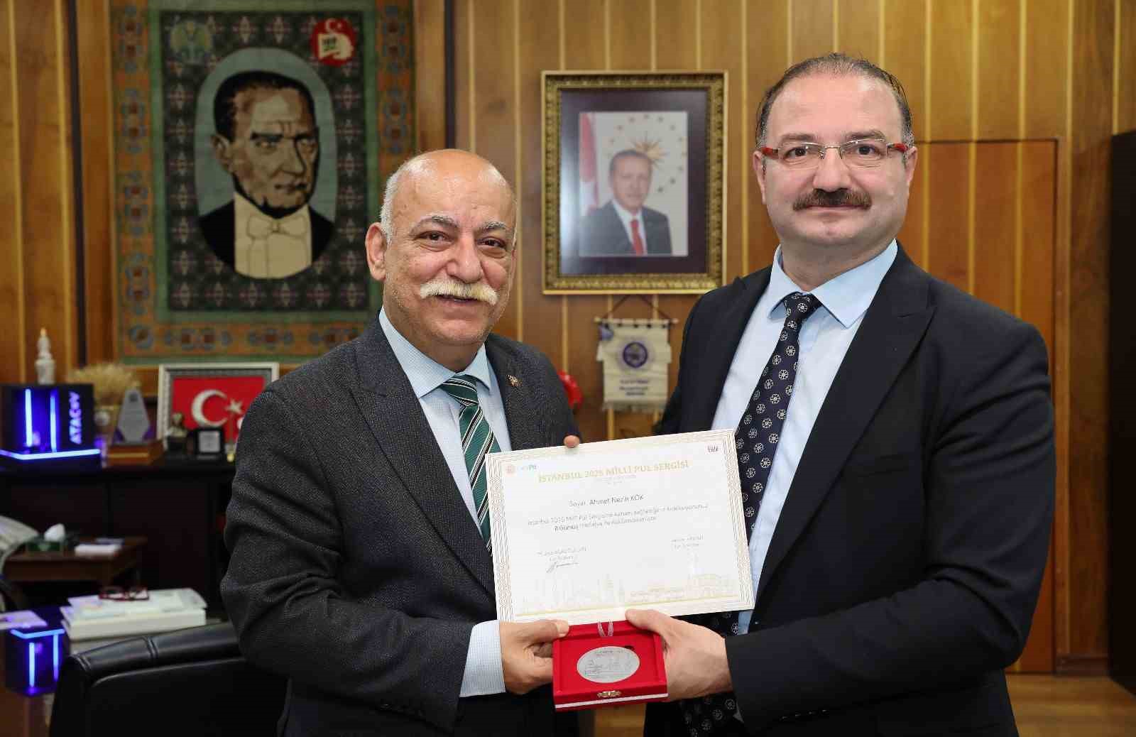 Prof. Dr. Ahmet Nezih K&ouml;k&rsquo;e b&uuml;y&uuml;k g&uuml;m&uuml;ş madalya
