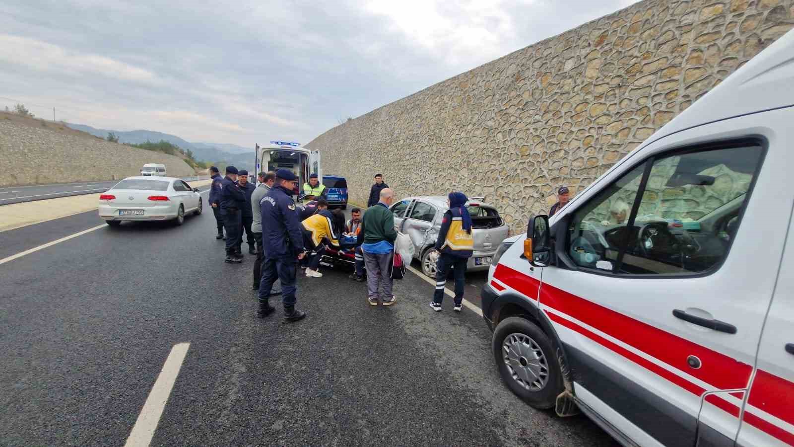 Cenazeye giden aile kaza yaptı: 3 yaralı