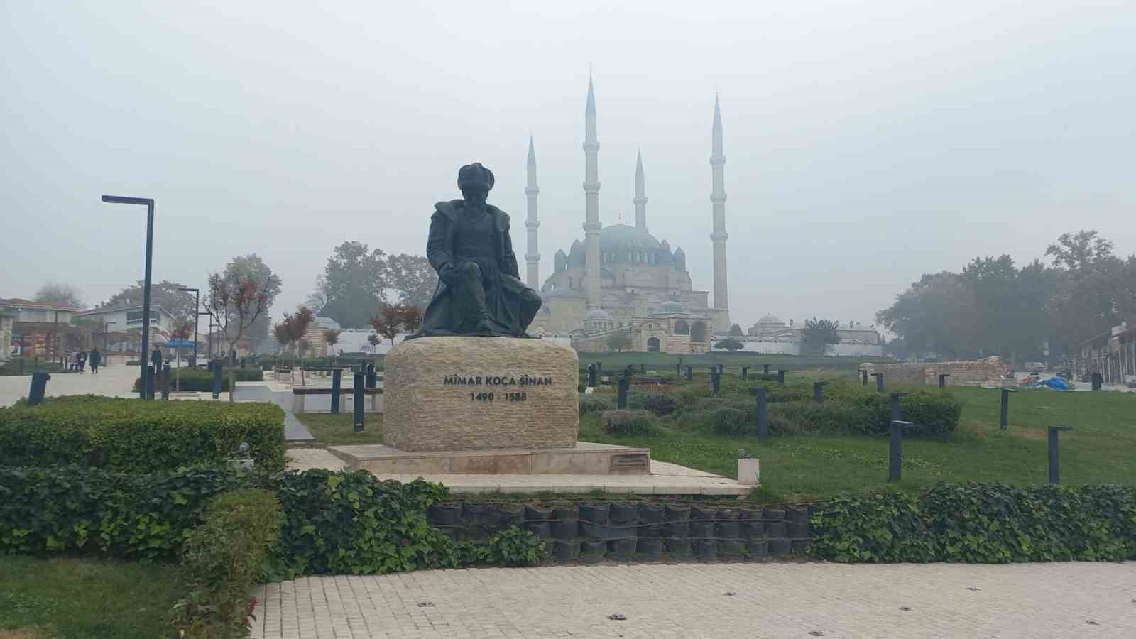 Selimiye Camisi sis bulutları arasında kayboldu
