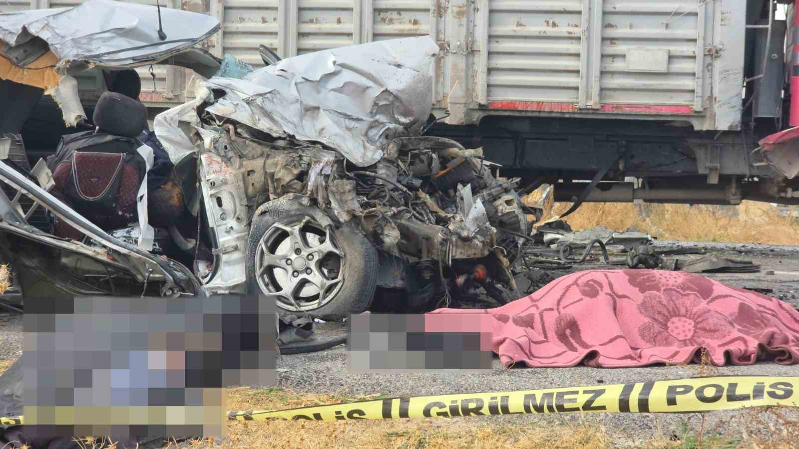 Aksaray’da kamyon ile otomobil çarpıştı: 3 kardeş öldü