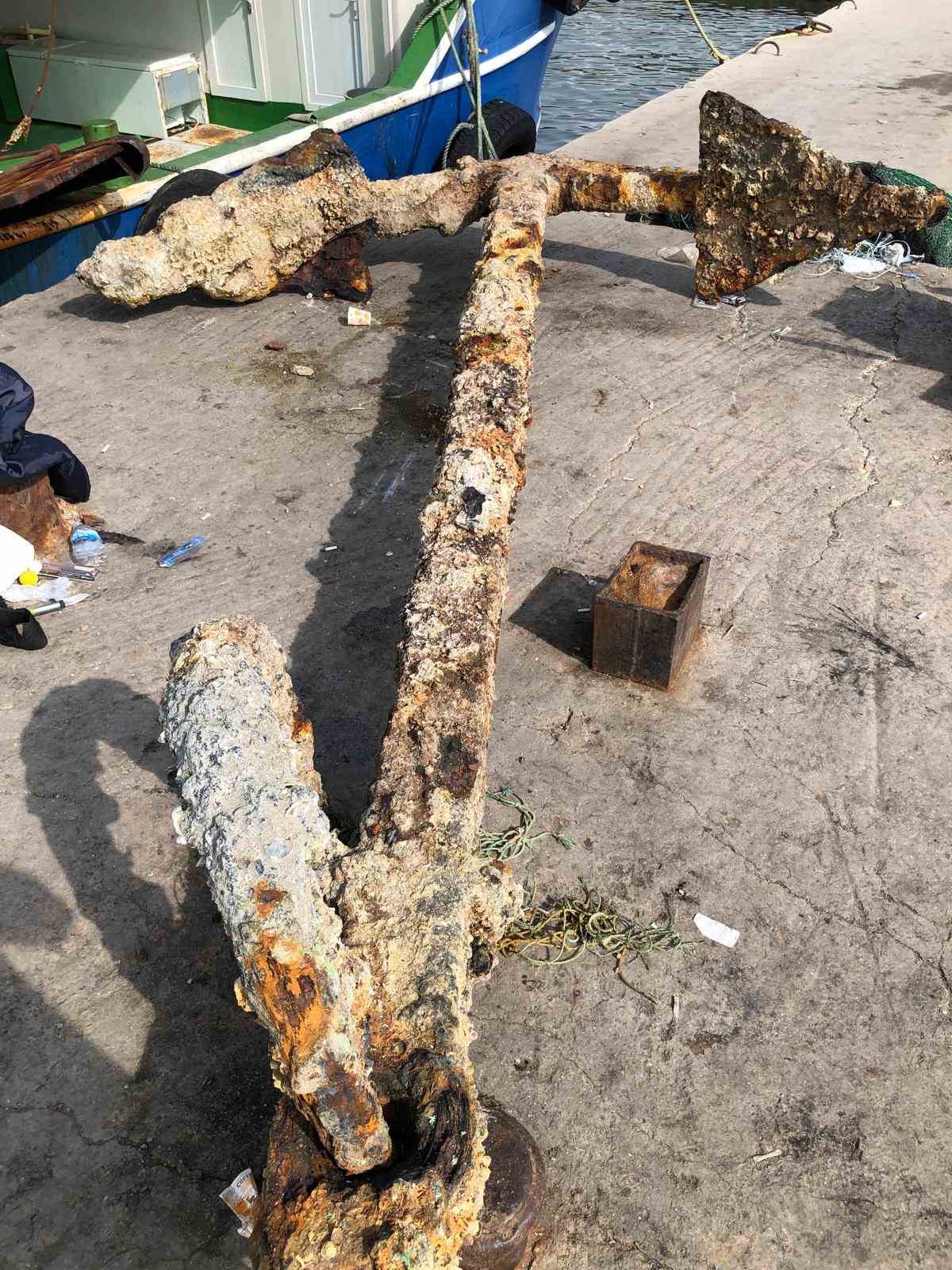 İskeleden yaklaşık 3 tonluk çapa çıkarıldı
