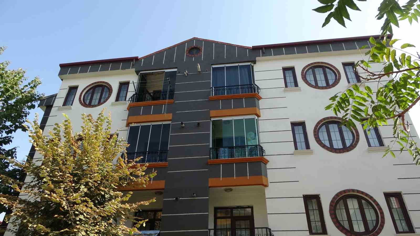 Malatya&rsquo;da balkondan d&uuml;şen gen&ccedil; kız ağır yaralandı
