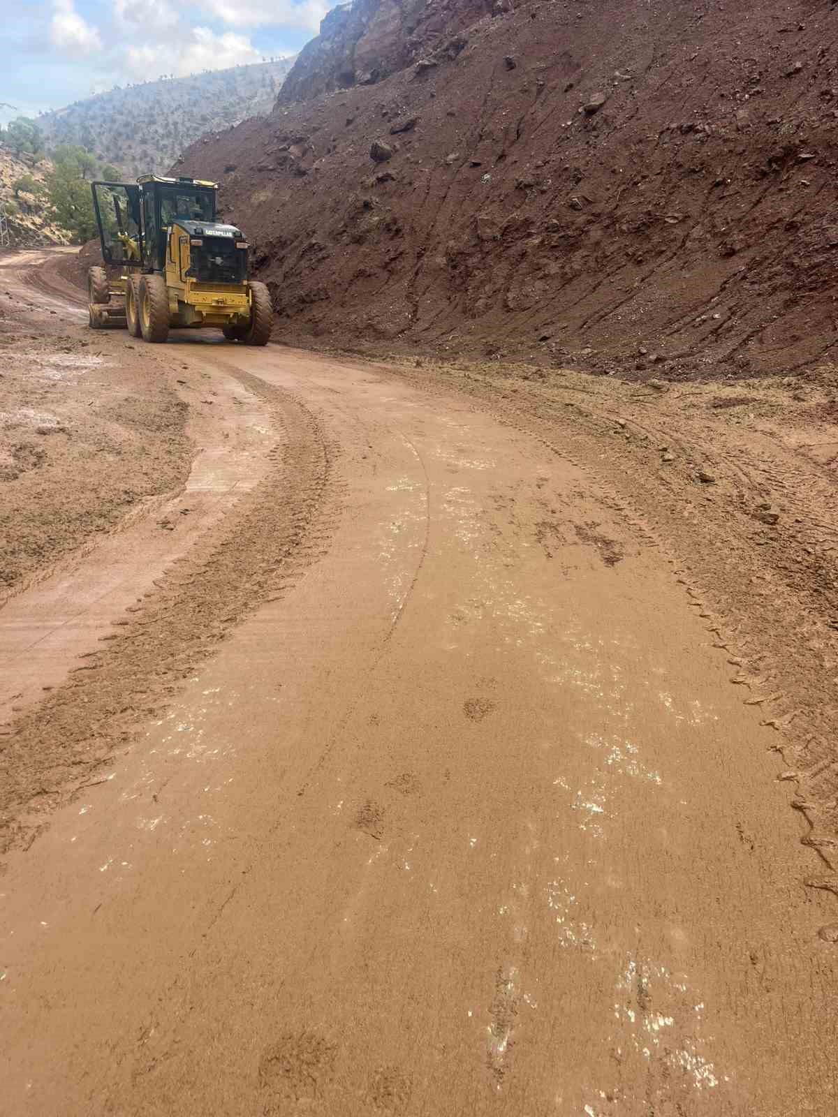 Batman&rsquo;da yağış sonrası kapanan k&ouml;y yolları ulaşıma a&ccedil;ılıyor
