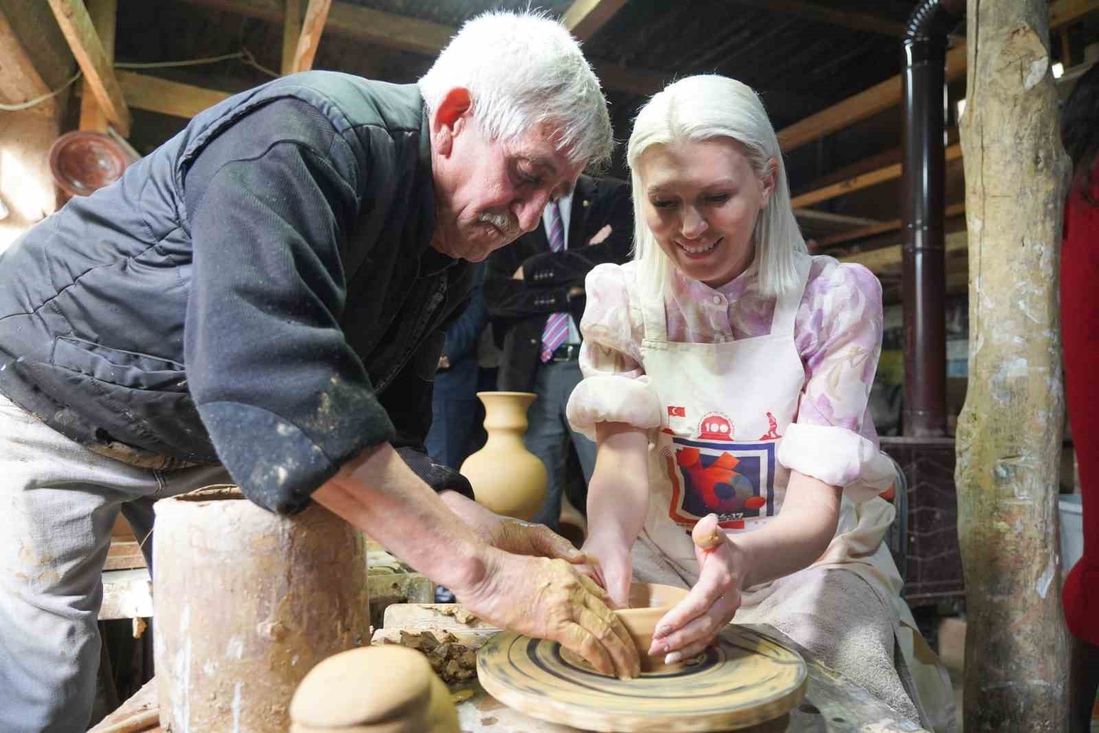 Rodop Belediye Başkanı Pavel Mihaylov, hayatında ilk defa &ccedil;&ouml;mlek tezgahına ge&ccedil;erek bardak yaptı
