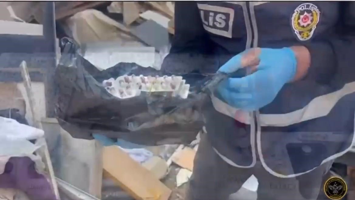 Kameralarla donatılan evden çok sayıda uyuşturucu madde çıktı