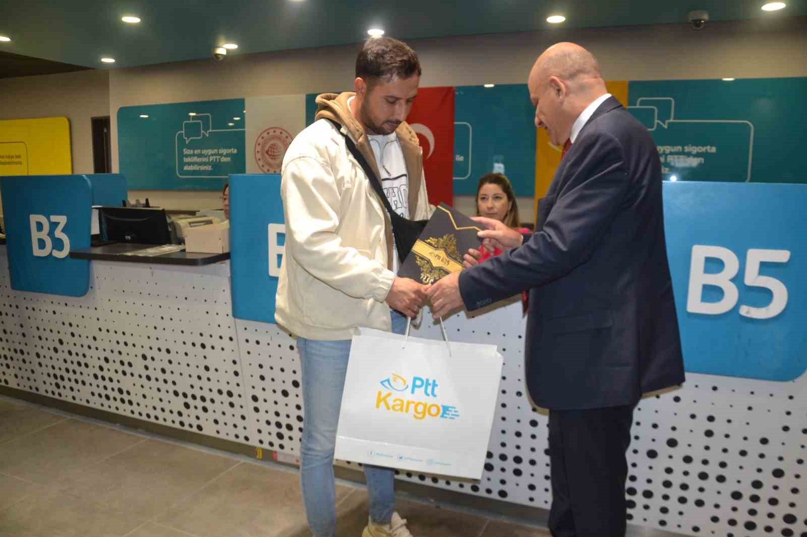 Ehliyetini yenilerken, günün talihlisi oldu