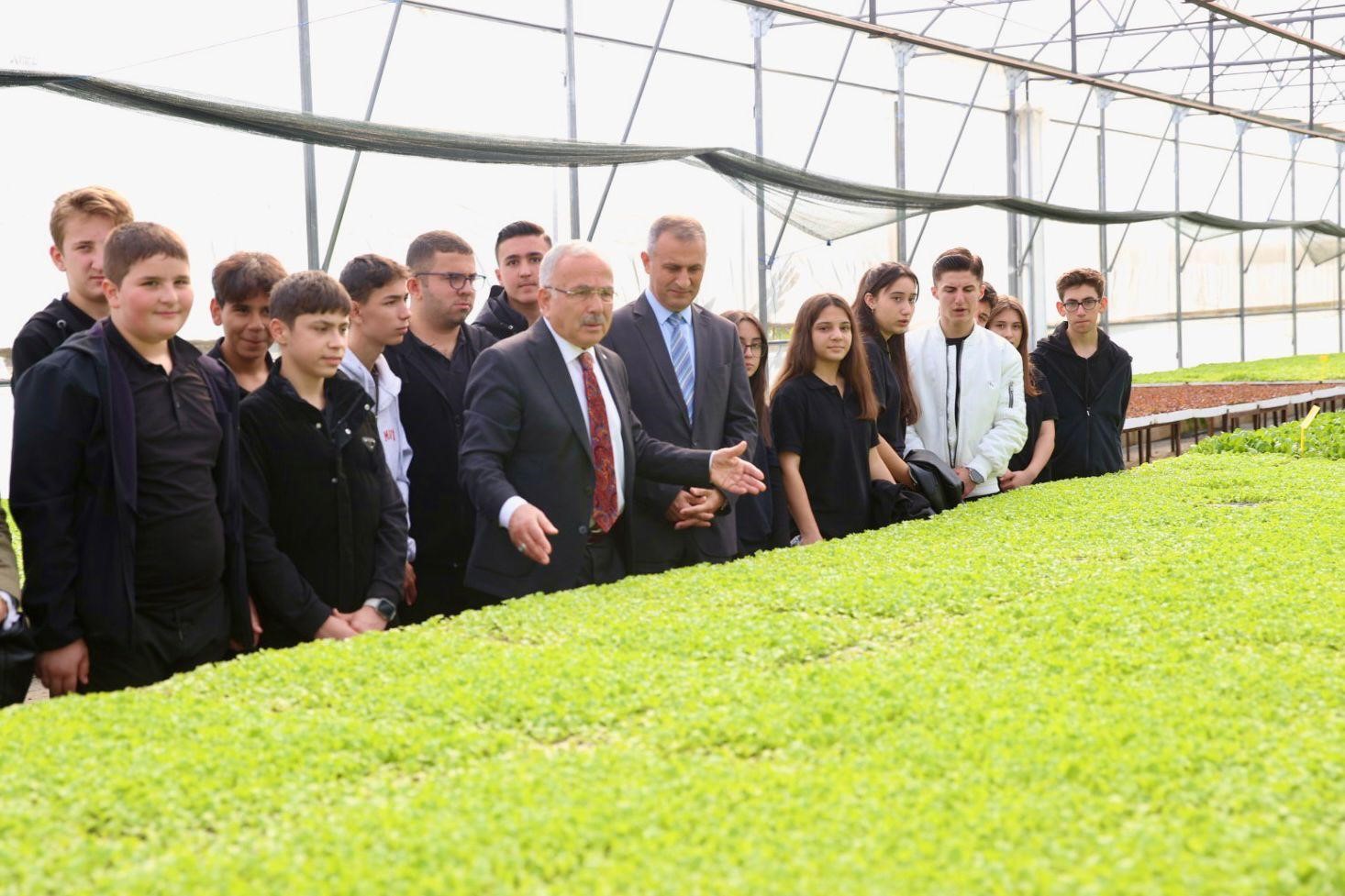 Tropik bitkilerden sebzeye: Öğrenciler seralarda deneyim kazanıyor
