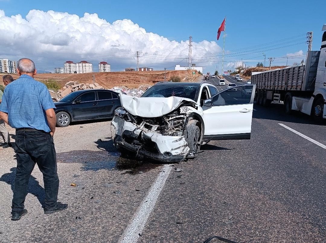 Traktör ile otomobil çarpıştı: 4 yaralı