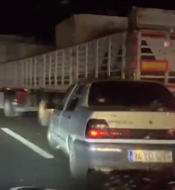 Diyarbakır&rsquo;da otomobil tırın altına girdi: 1 yaralı
