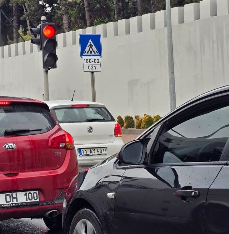 Bilecik’te güvenlik şeridini kullanan sürücüler pes dedirtti