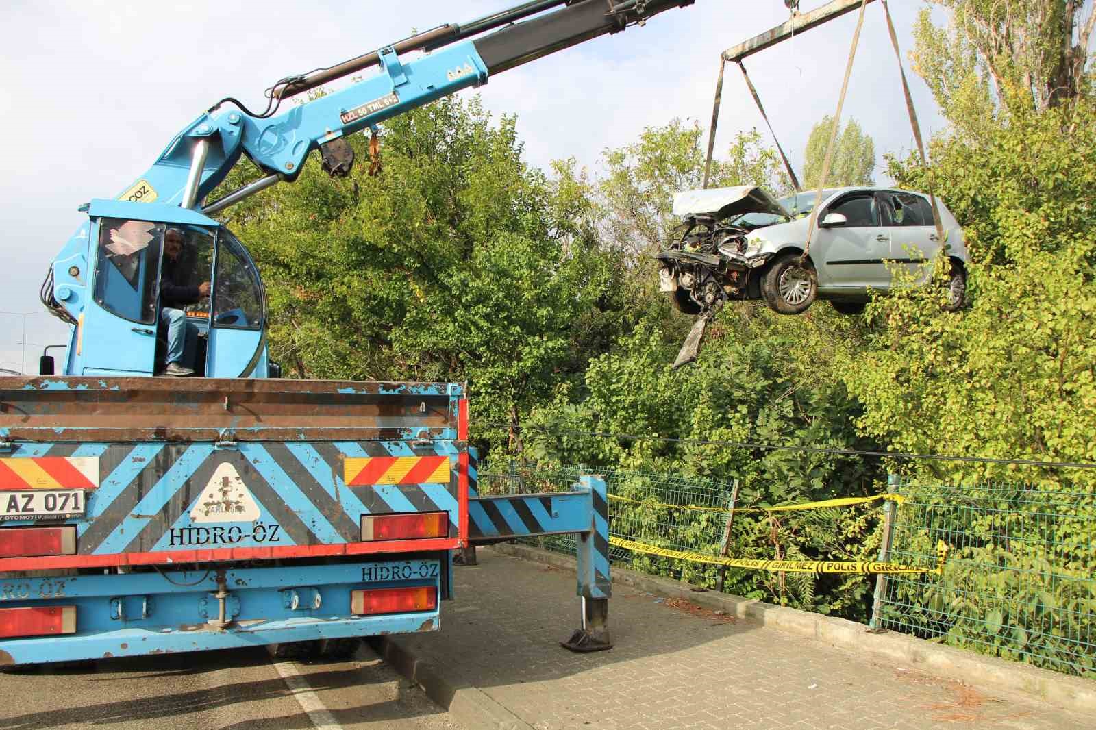 Üniversite öğrencilerinin bulunduğu otomobil bahçeye uçtu: 4 yaralı