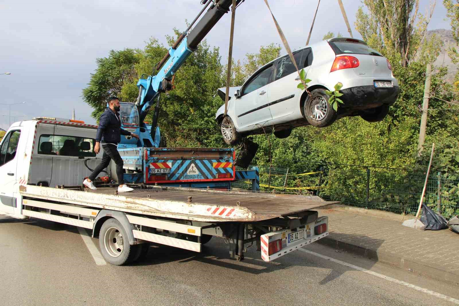 Üniversite öğrencilerinin bulunduğu otomobil bahçeye uçtu: 4 yaralı
