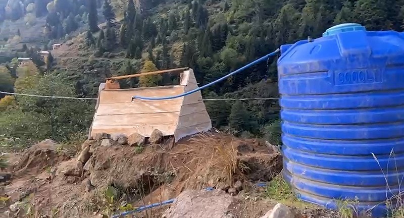 Ayder Yaylası’nda mezar görünümlü su deposu görenleri şaşırtıyor
