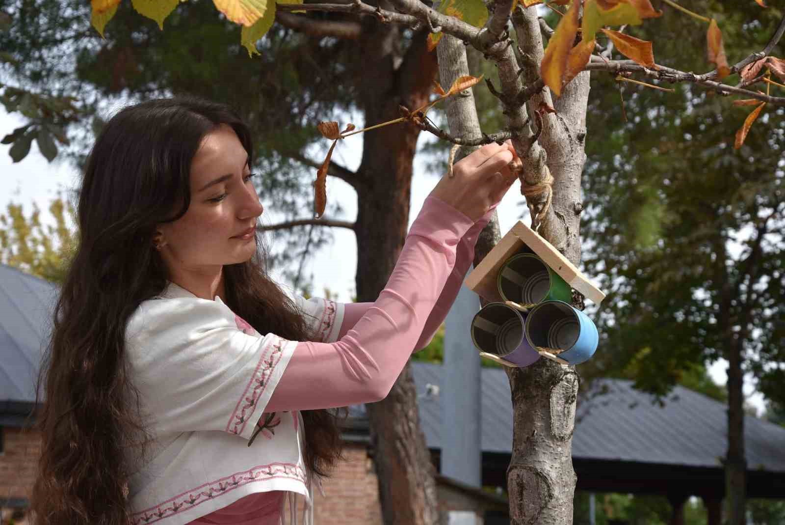 Üniversiteli öğrencilerinden geri dönüşümden çevreci proje
