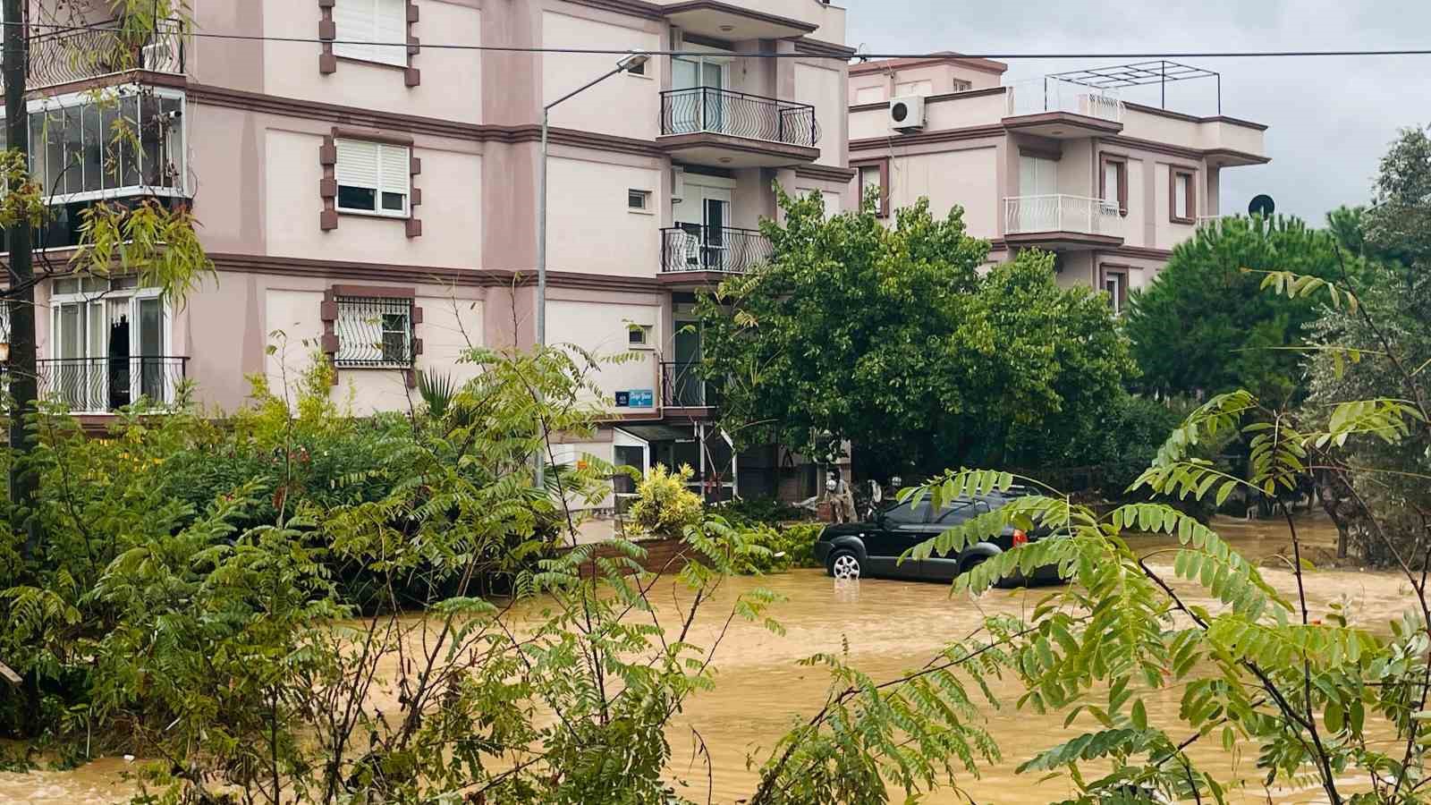 Fo&ccedil;a 1 saat s&uuml;ren yağmurun ardından sular altında kaldı
