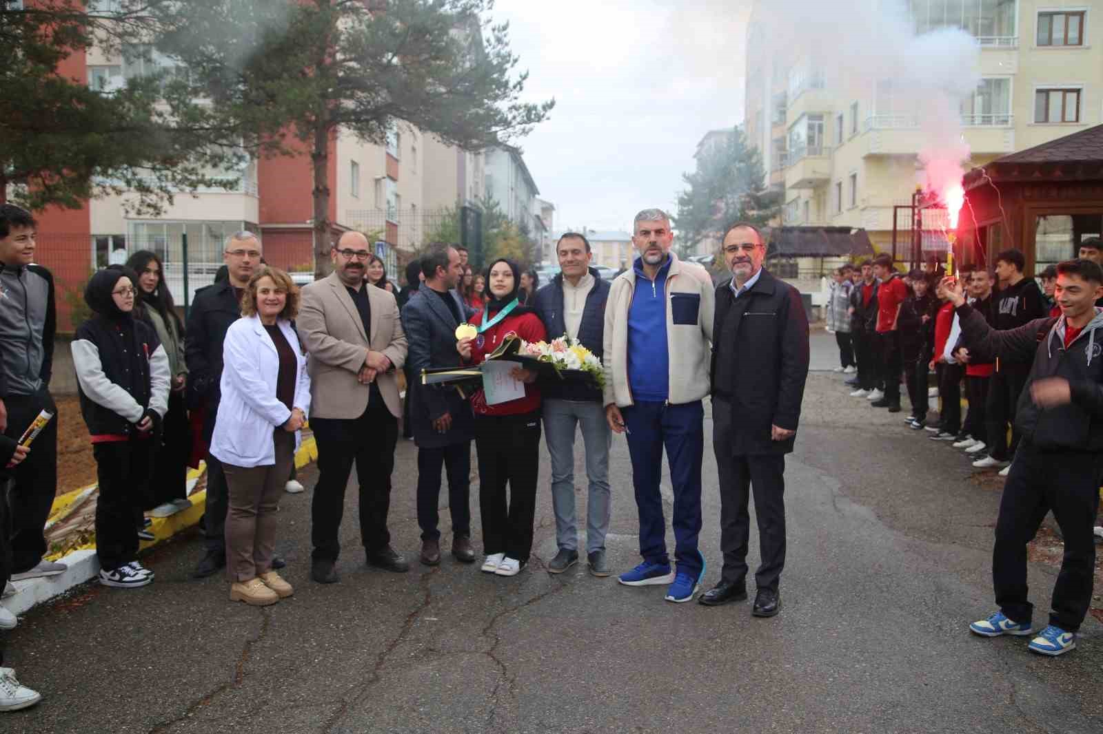 Çin’den altın madalyayla dönen Afra Kılınç’a meşaleli karşılama