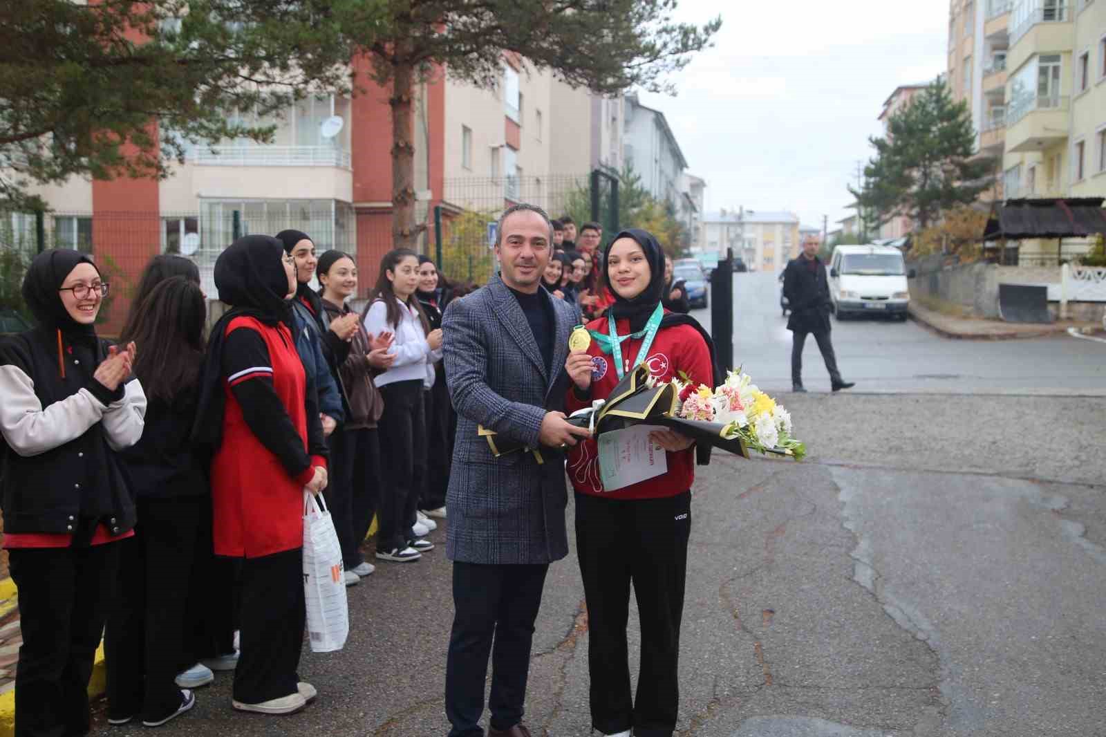 &Ccedil;in&rsquo;den altın madalyayla d&ouml;nen Afra Kılın&ccedil;&rsquo;a meşaleli karşılama
