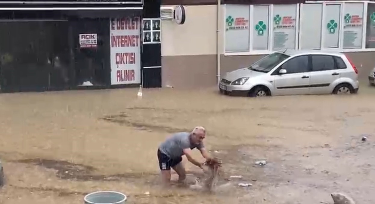Antalya&rsquo;da sağanak yolları g&ouml;le d&ouml;nd&uuml;rd&uuml;, ara&ccedil;lar mahsur kaldı 