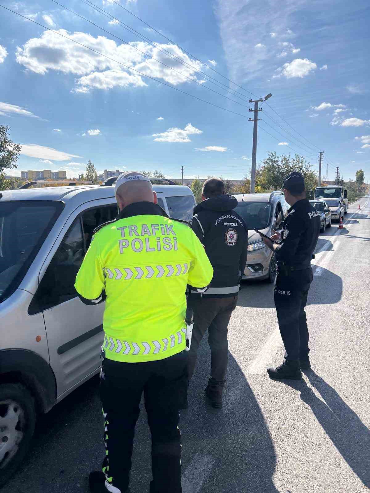 Kırşehir’de düzensiz göç operasyonu: 8 göçmen yakalandı