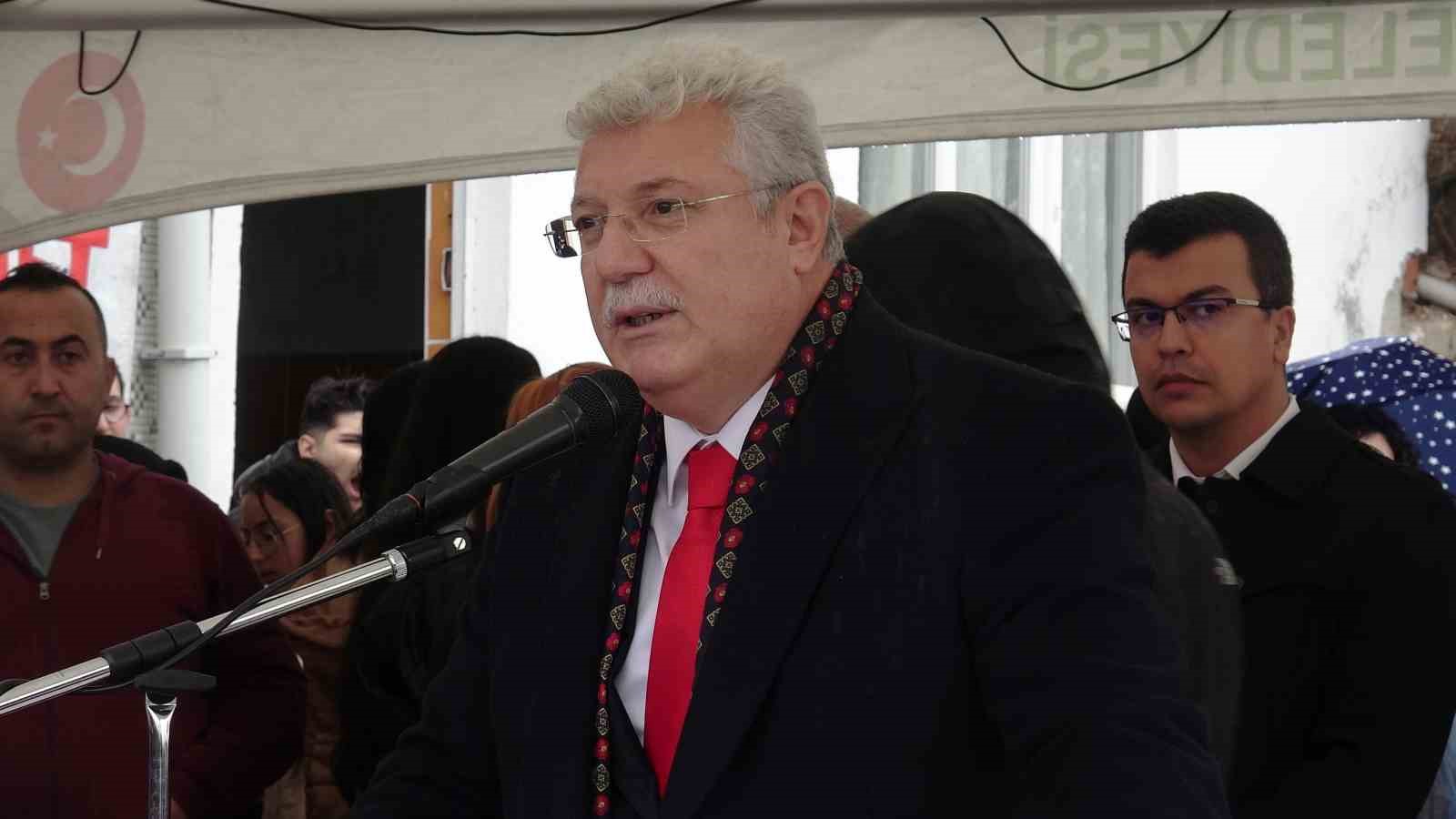 Yağmur altında İstiklal mücadelesi ruhunu yaşattılar