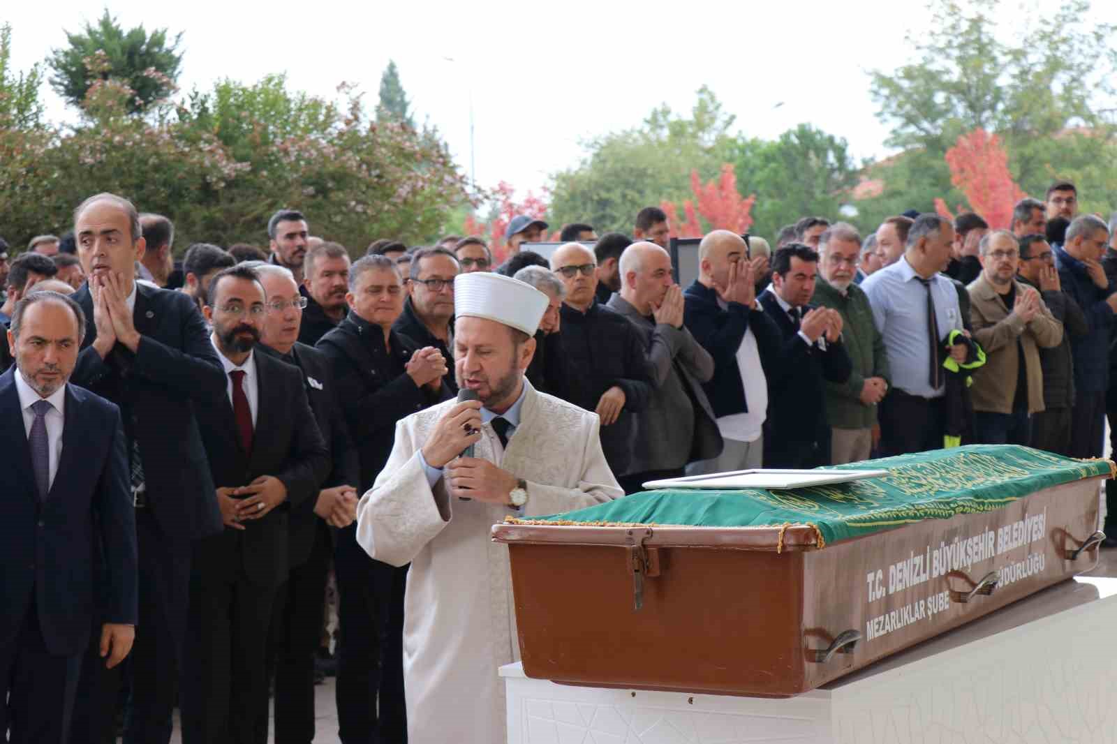 Araç kullanırken kalp krizi geçirerek hayatını kaybeden profesör son yolculuğuna uğurlandı