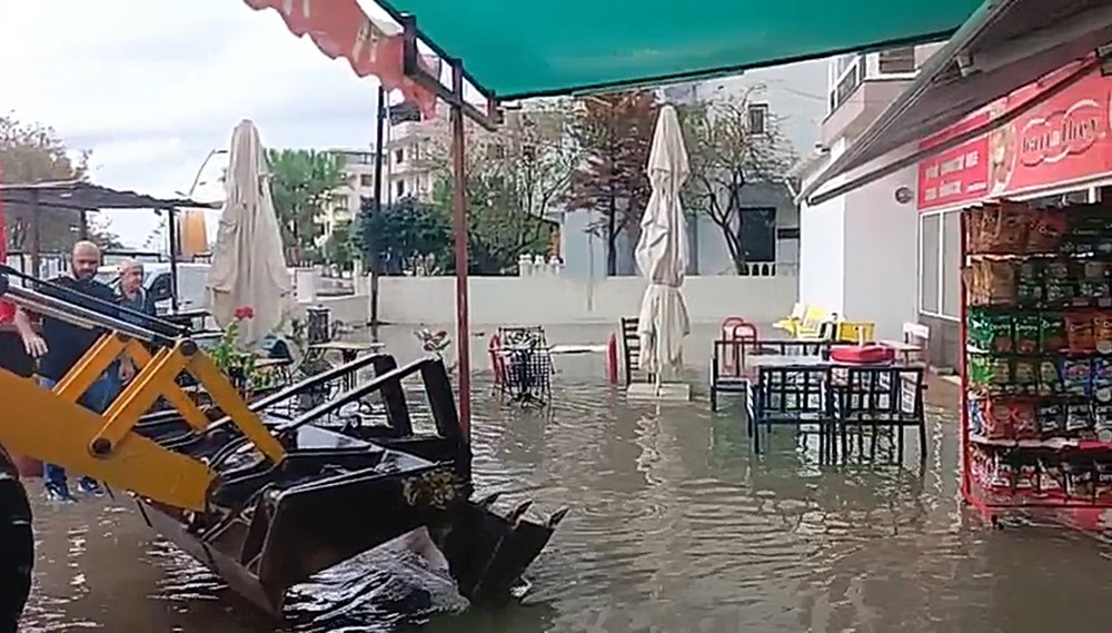 Sağanak yağış Aliağa&rsquo;da su baskınlarına neden oldu
