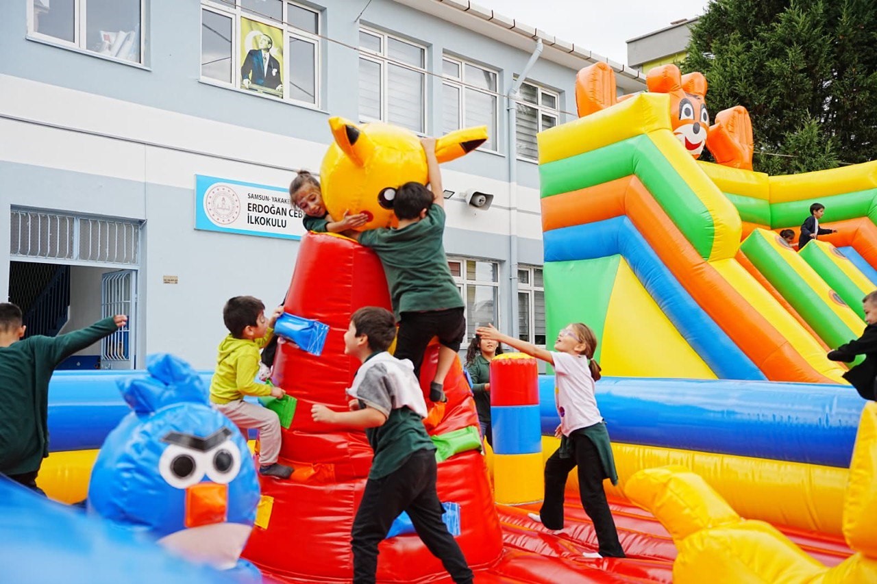 &Ccedil;ocuklar oyuna, aileler sağlık taramasına
