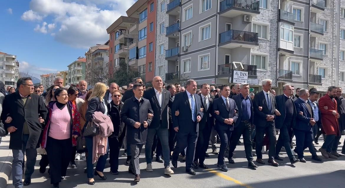 Marmaris Belediye Başkanı &Uuml;nl&uuml; kanuna aykırı y&uuml;r&uuml;y&uuml;ş davasında yargılanıyor
