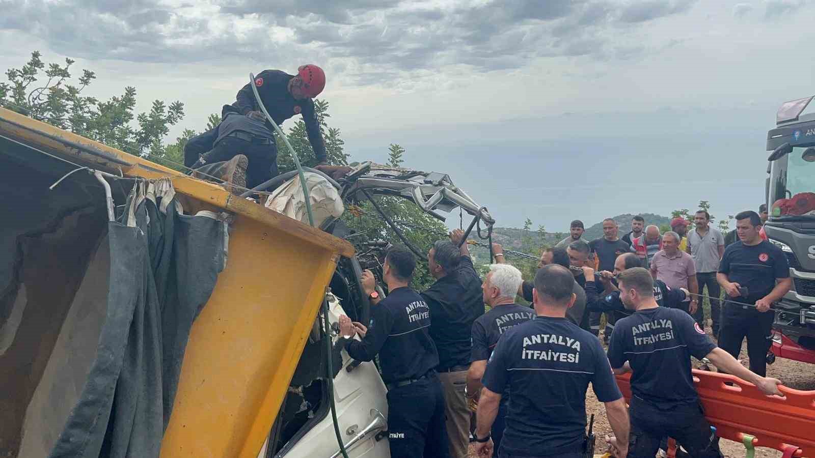 Alanya’da freni boşalan kum yüklü kamyon dehşeti: 1 ölü, 1 yaralı