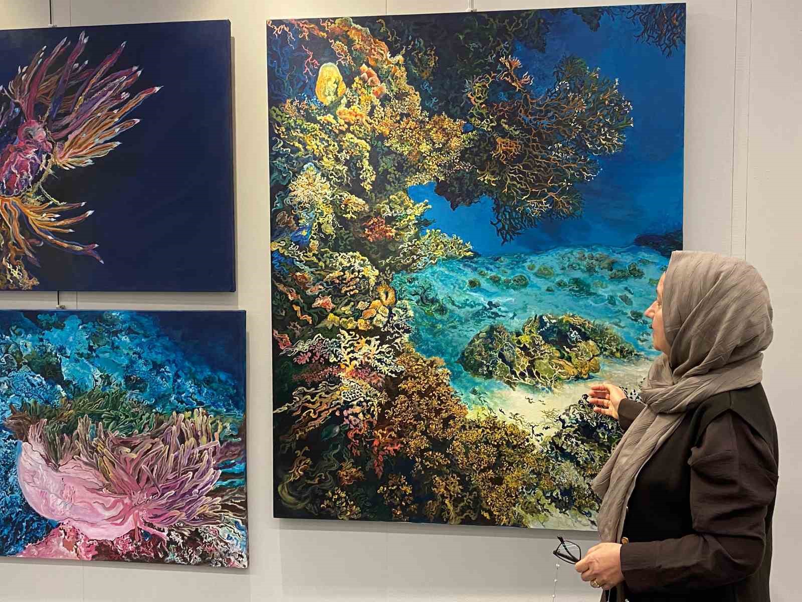 Deniz yaşamının enerjisini tuvale yansıttı