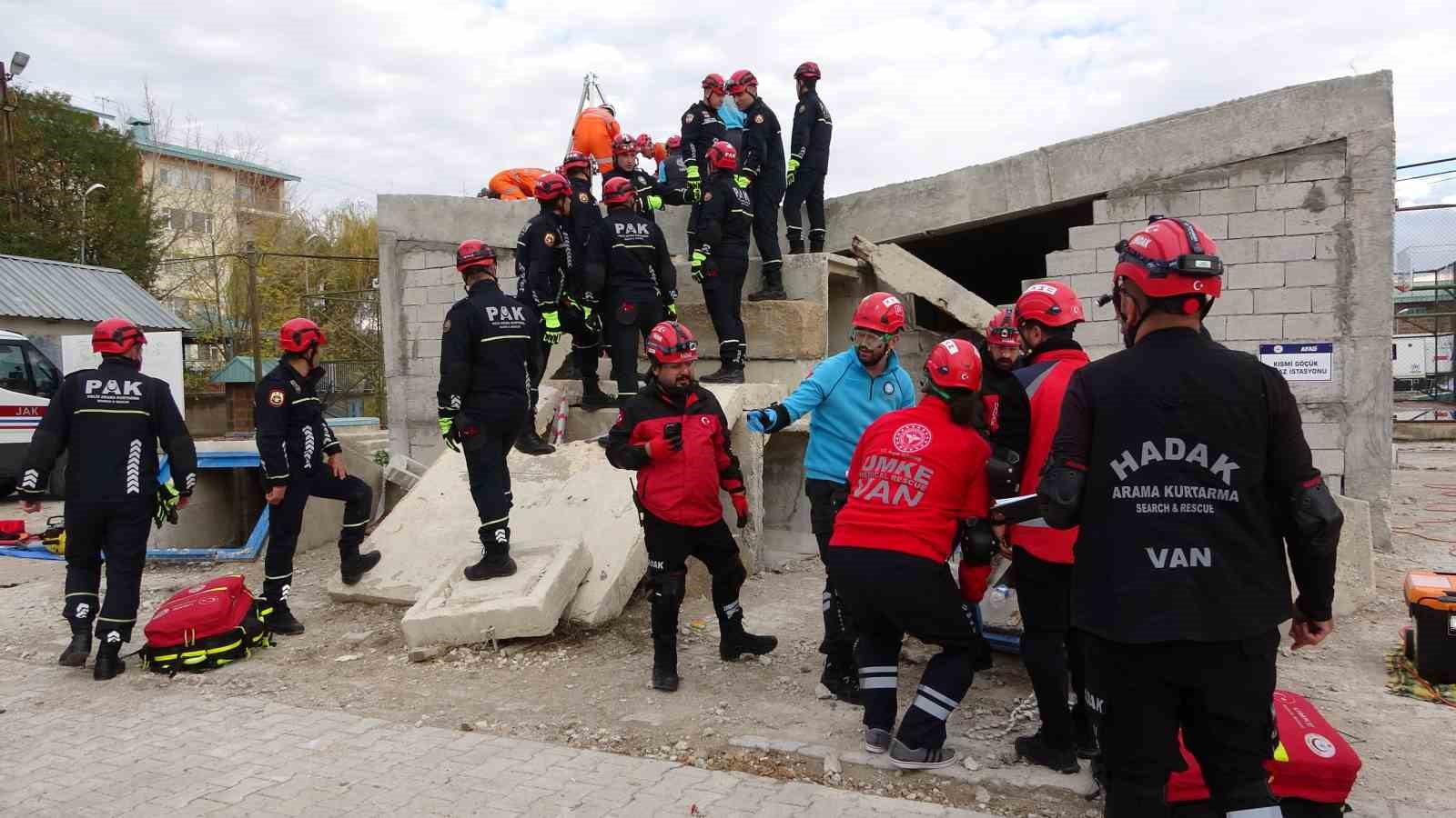 Van&rsquo;da 7.2&rsquo;lik depremin yıl d&ouml;n&uuml;m&uuml;nde ger&ccedil;eği aratmayan tatbikat

