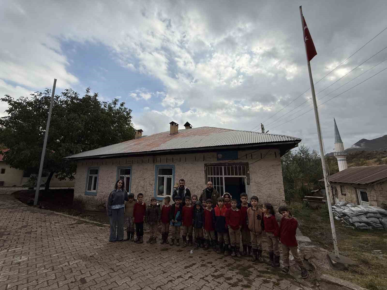 Türkiye-Irak sınırındaki öğrencilere oyun seti hediyesi