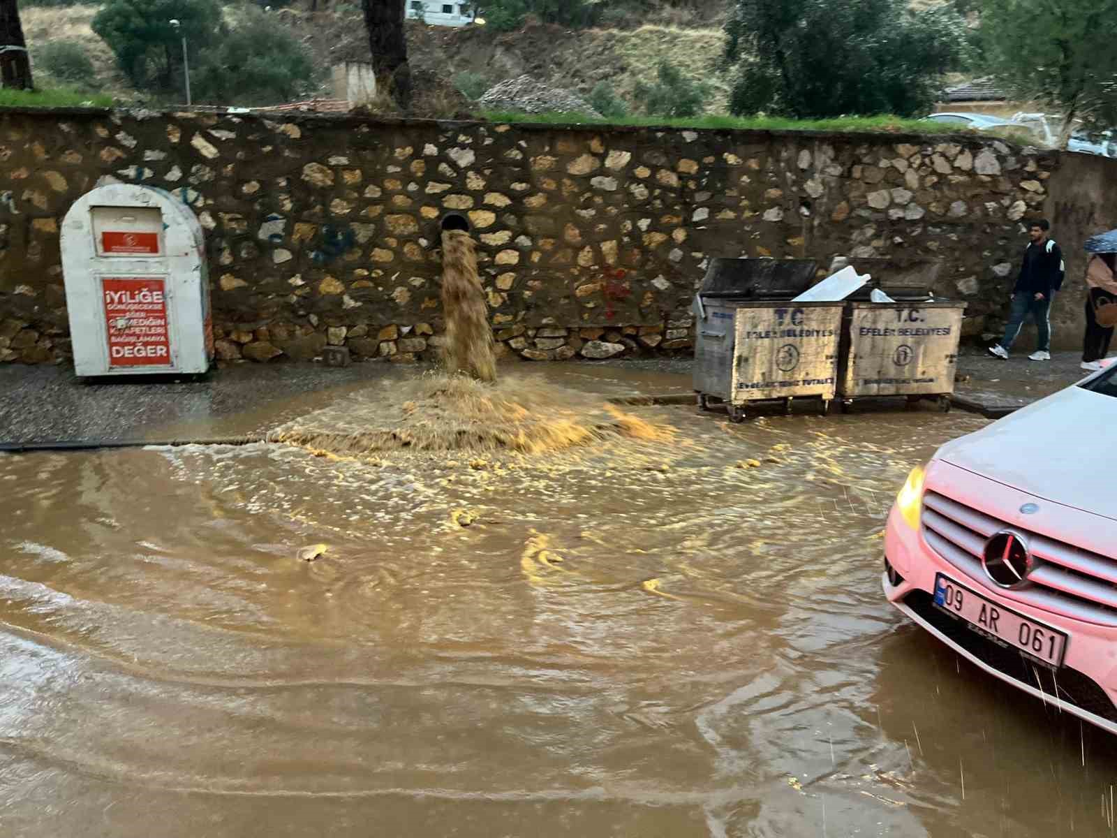 Aydın&rsquo;da sağanak yağmur hayatı olumsuz etkiledi
